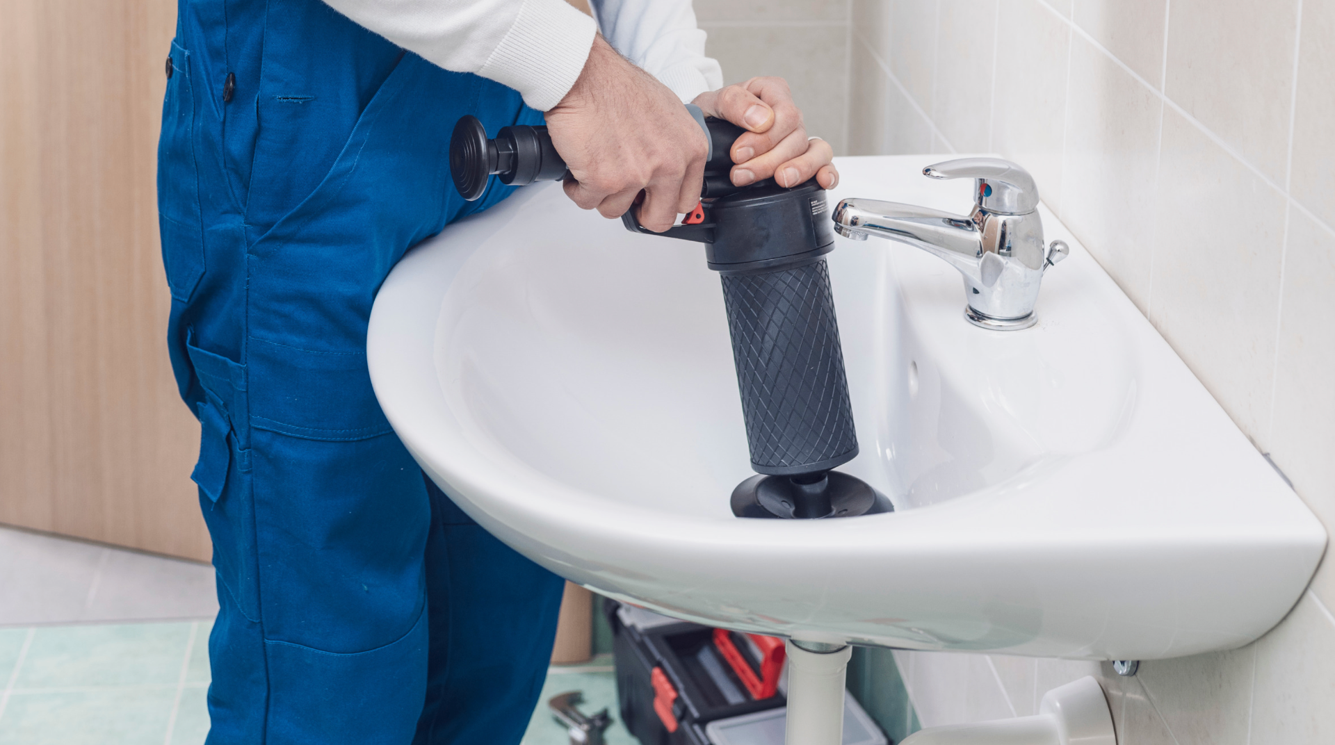 Loodgieter Verhoeven aan het werk in een moderne badkamer